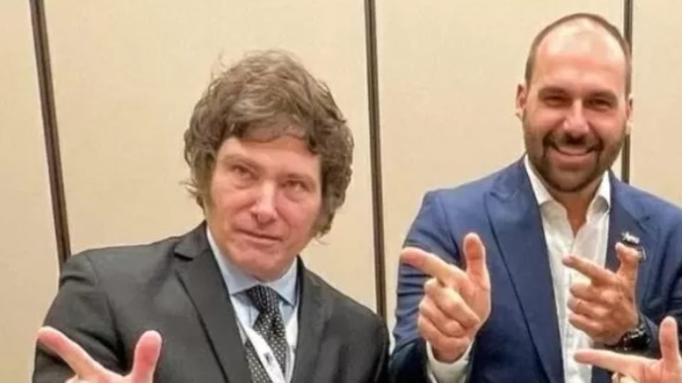 eduardo bolsonaro viaja a argentina para apoiar javier milei nas eleicoes