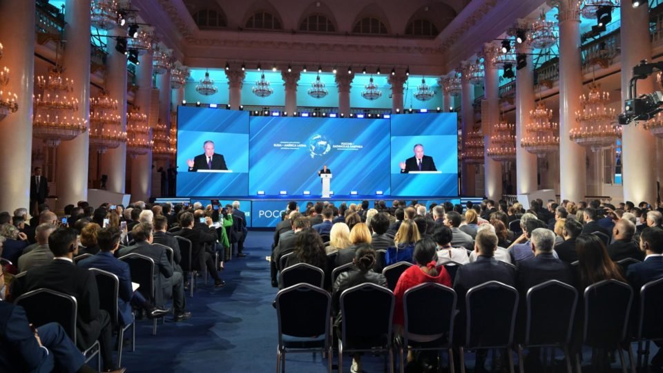 psb diz que nao apoia acenos a russia apos partidos de esquerda participarem de evento com putin