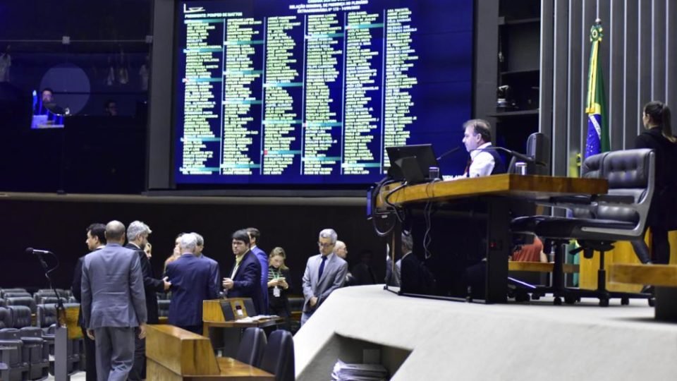 taxacao de fundos sera teste da base do governo apos trocas na esplanada