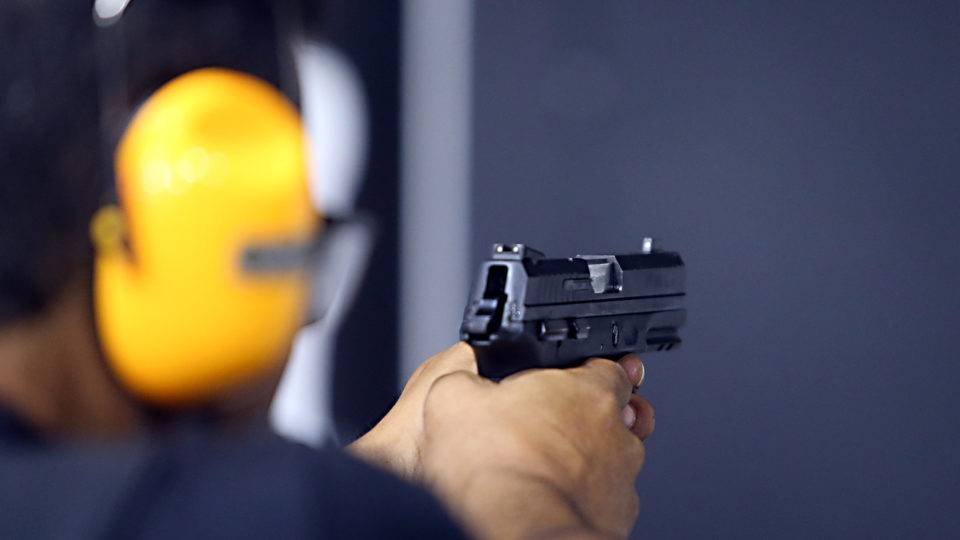 deputados entram com pedido para suspender aumento do ipi de armas e municoes
