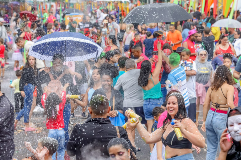 Blocos de Carnaval animam crianças no Baratinha e roqueiros em Ceilândia