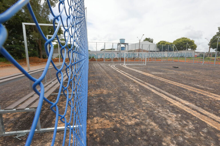 Reforma transforma campo de terra de Planaltina em gramado sintético