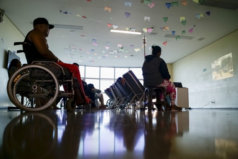 Sessão de cinema faz a alegria de pacientes internados