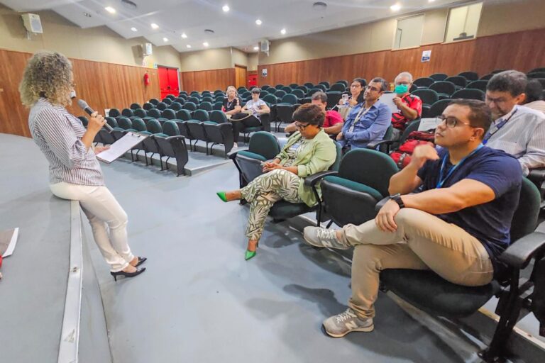 Hospital Regional de Santa Maria debate dengue e covid-19
