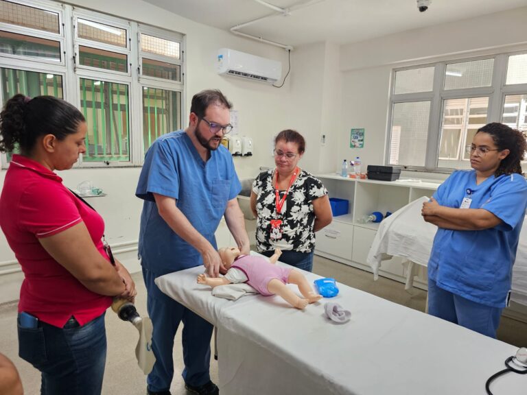 Enfermeiros do HRSM passam por treinamento sobre assistência neonatal