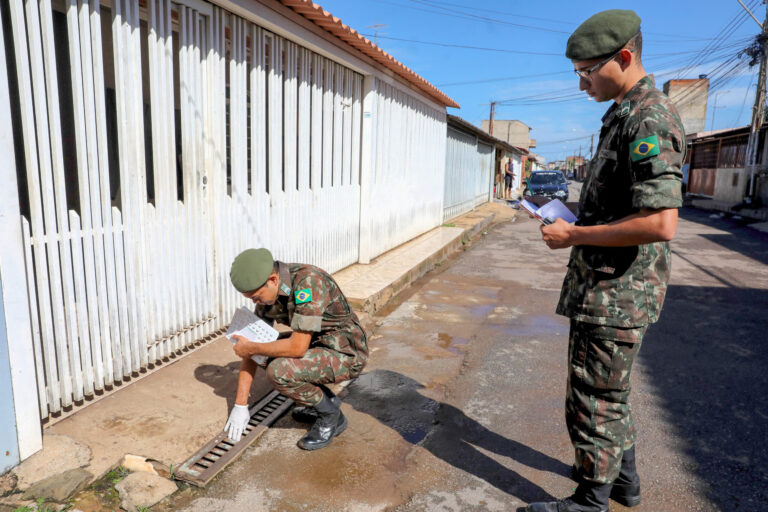 Ação de combate à dengue faz vistoria em residências do P Sul, em Ceilândia