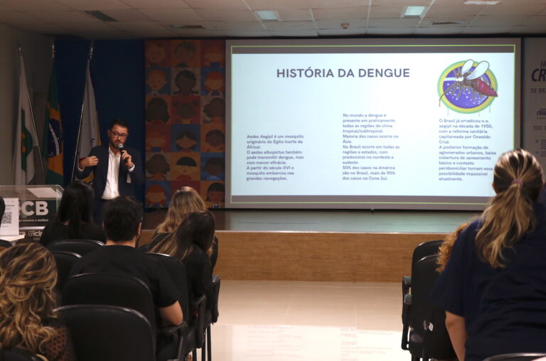Profissionais de saúde discutem técnicas de combate à dengue