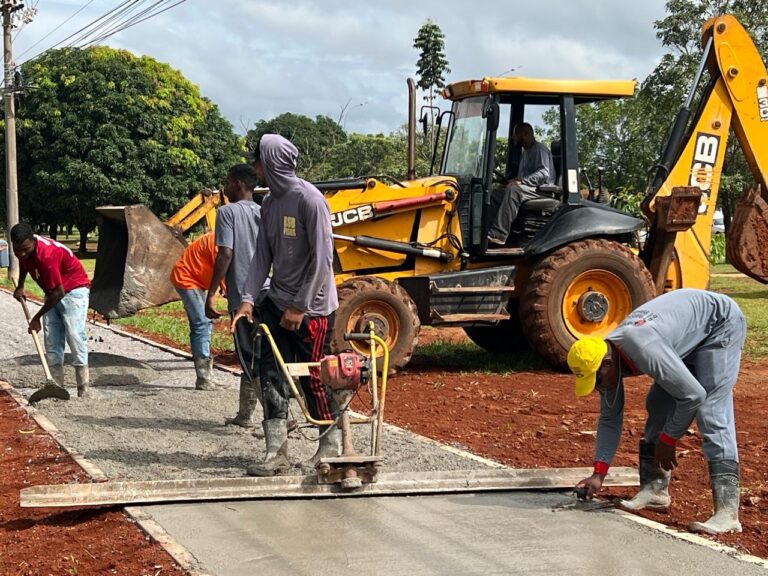 Concretagem de calçadas no Eixo Monumental beneficia comunidade do Cruzeiro