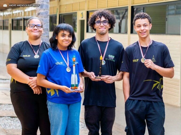 Alunos da rede pública conquistam ouro em Olimpíada Internacional de Matemática