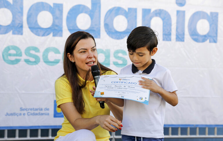 Estudantes da rede pública celebram conclusão do programa Cidadania nas Escolas