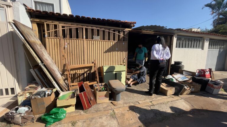 Operação de limpeza retira mais de 40 toneladas de lixo de residência no Cruzeiro