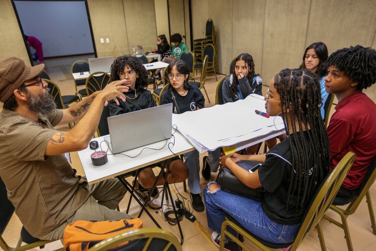 Fabio Rodrigues-Pozzebom/ Agência Brasil Brasília, 21/10/2023 80 estudantes do ensino médio de escolas públicas do DF participam de um Hackathon que tem como objetivo pensar soluções e estratégias para o enfrentamento à desinformação sobre vacinas nas escolas. Foto: Fabio Rodrigues-Pozzebom/ Agência Brasil