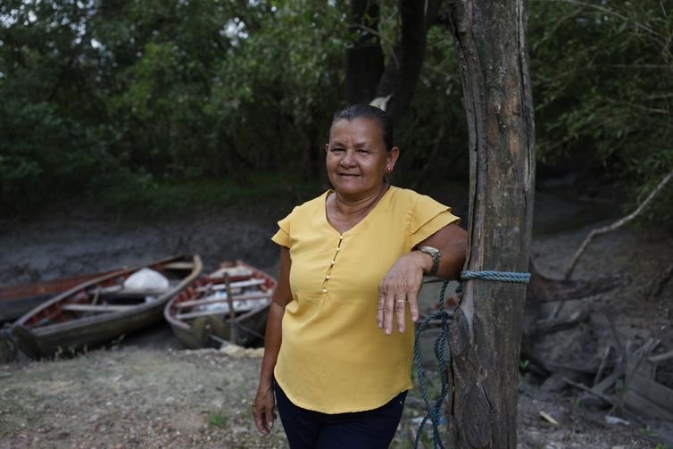 Bragança (PA), 12/06/2025 – Edite Ribeiro da Silva, liderança comunitária da Vila do Tamatateua, atua com o projeto Mangues da Amazônia na área da Reserva Extrativista Marinha de Caeté-Taperaçu. Foto: Fernando Frazão/Agência Brasil