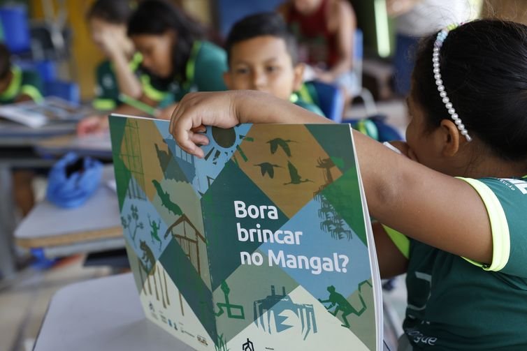 Bragança (PA), 13/06/2025 – Crianças da Vila dos Pescadores de Ajuruteua participam da Alfamangue, atividade de alfabetização baseada na temática do manguezal do Projeto Mangues da Amazônia, na área da Reserva Extrativista Marinha de Caeté-Taperaçu. Foto: Fernando Frazão/Agência Brasil