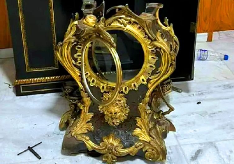 - Imagens de câmeras de segurança mostram relógio do século XVII sendo destruído por manifestante golpista.