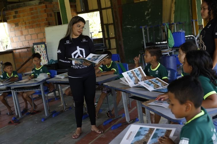 Bragança (PA), 13/06/2025 – A professora Pamela Gonsalves atua com crianças da Vila dos Pescadores de Ajuruteua na Alfamangue, atividade de alfabetização baseada na temática do manguezal do Projeto Mangues da Amazônia. Foto: Fernando Frazão/Agência Brasil