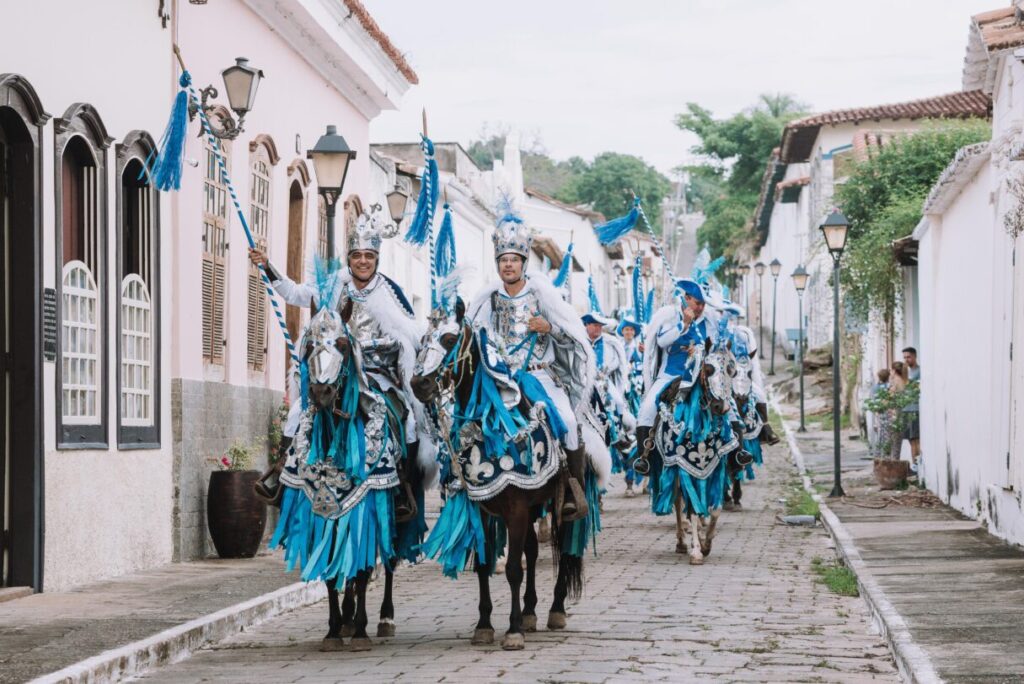 Cavalhadas chegam a cidade de Goias Cultura 1215x811.jpg