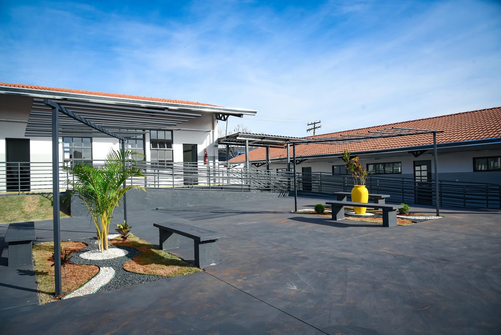 Escola, que era de placa, foi reconstruída para atender com conforto os 533 estudantes da unidade