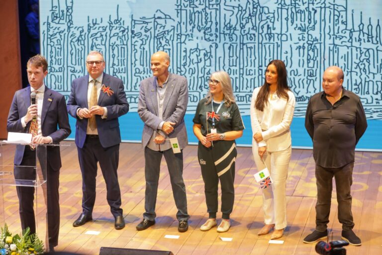 Estudantes selecionados pelo programa Pontes para o Mundo recebem kits de viagem antes de intercâmbio no Reino Unido