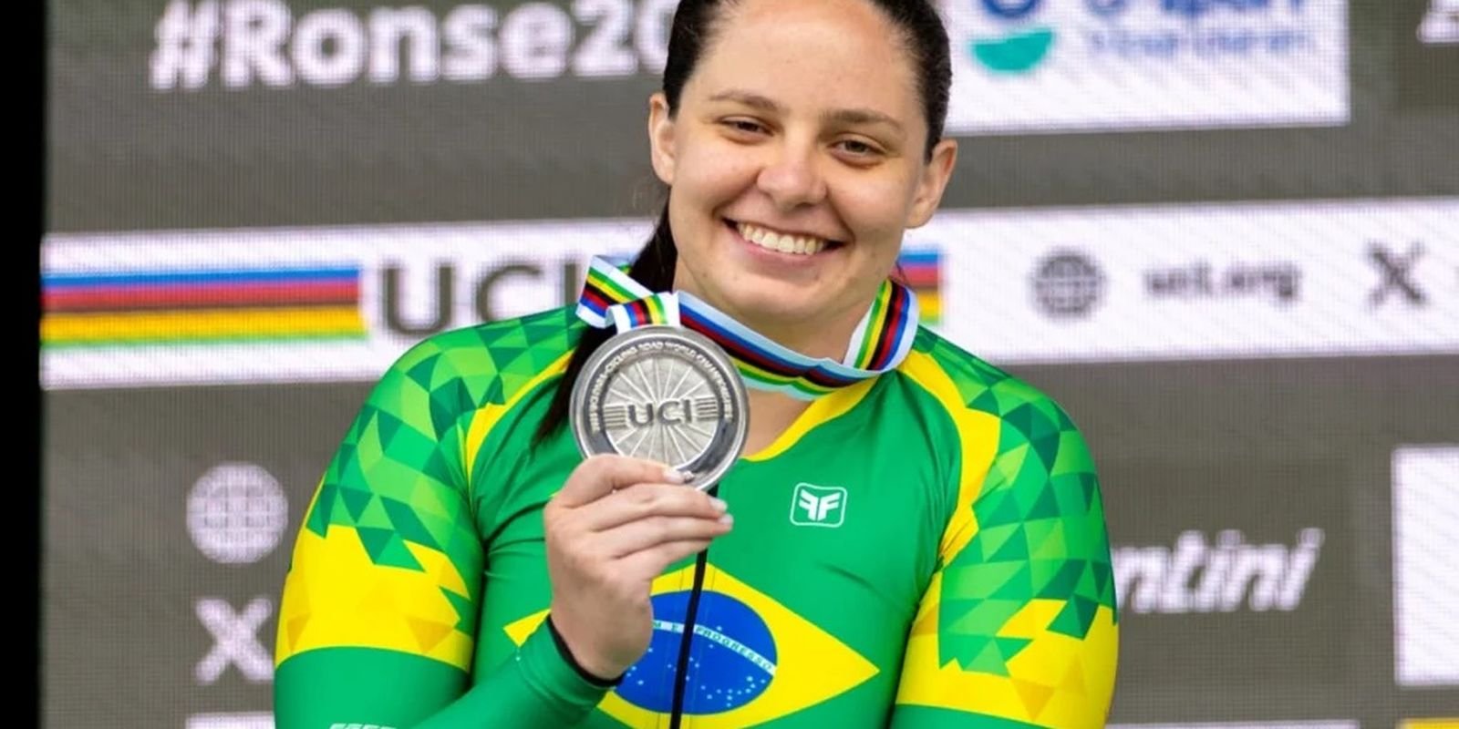victoria barbosa bronze ciclismo para 2025.jpg