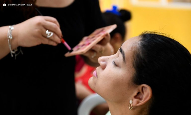 Curso de maquiagem profissional oferece renda e autoestima a mulheres do Itapoã