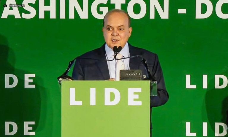 De Washington, Ibaneis Rocha apresenta avanços do DF em saneamento e infraestrutura