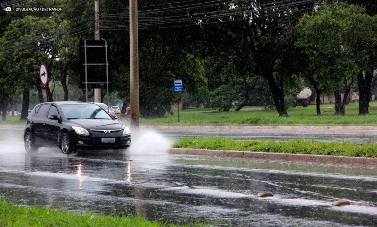 Detran-DF alerta para riscos no trânsito com chegada das chuvas