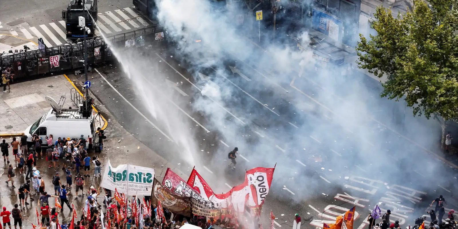 Argentina: reforma de Milei permite jornada de 12 horas e limita greve