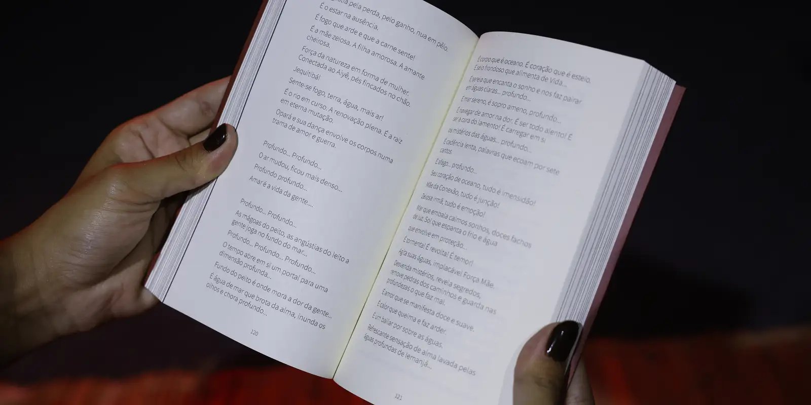 Leituraço com pé na areia: evento no Rio leva livros à praia