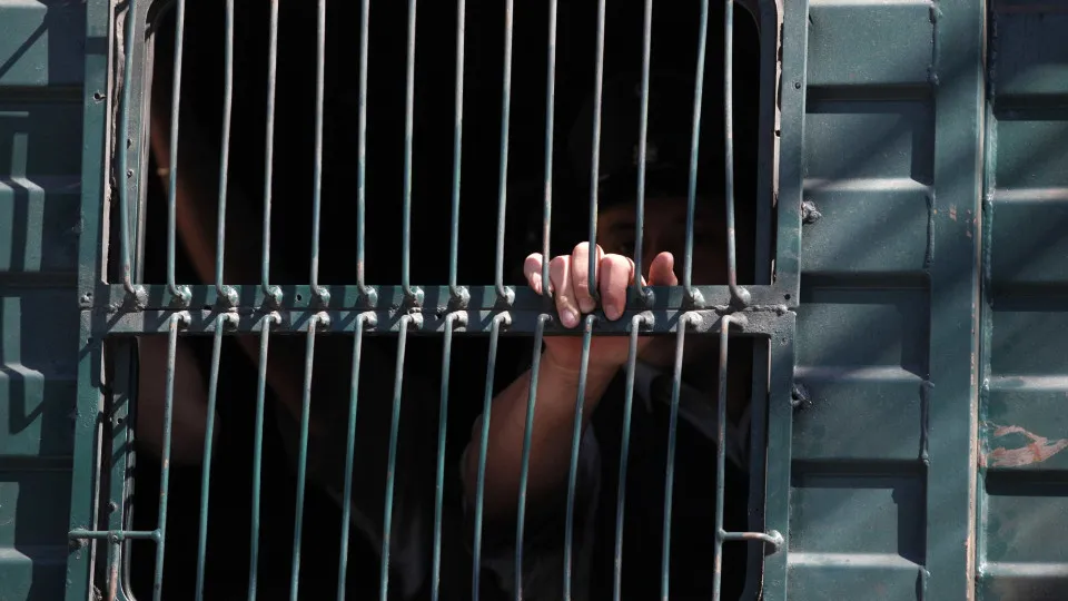 Detido suspeito de tentar matar rivais com garrafa partida no Porto