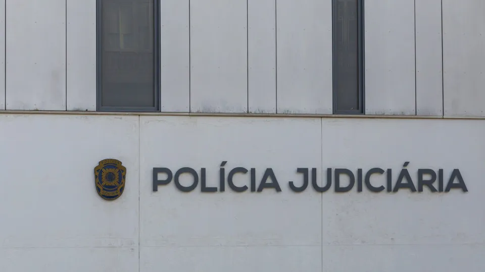 Dois detidos após se fazerem passar por polícia e roubarem comerciante
