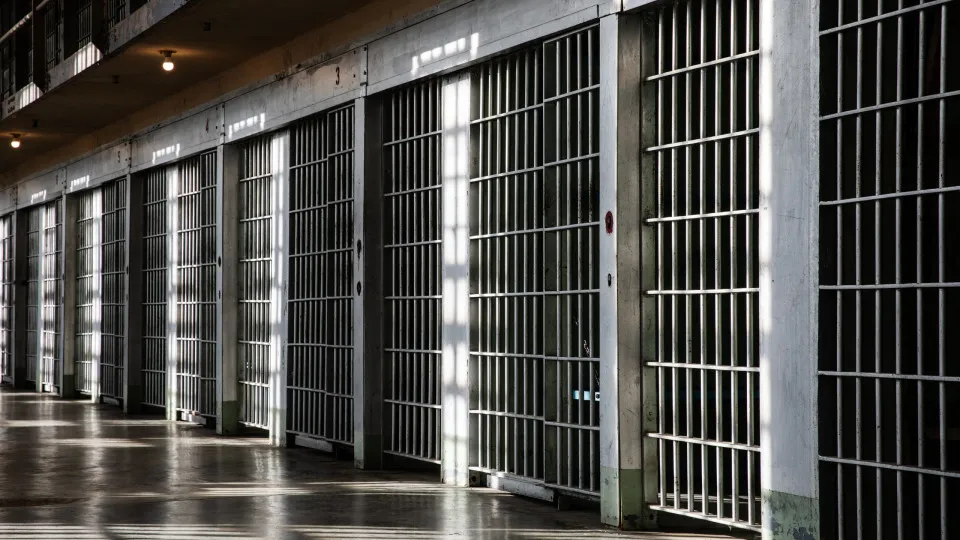 Prisão preventiva para traficantes de droga que usavam carro funerário