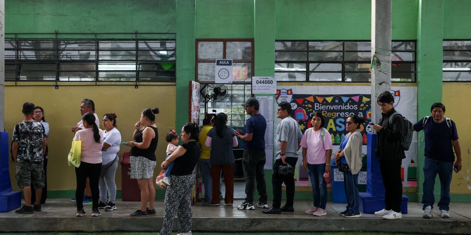 Peru: ultraconservador e esquerda disputam voto a voto para 2º turno