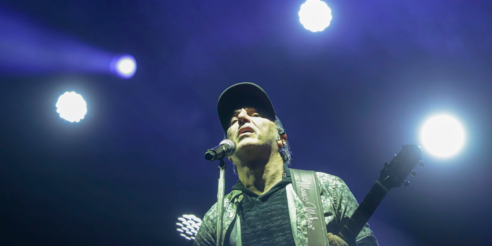 Prestes a completar 60 anos, Zeca Baleiro lança coletânea de músicas